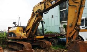 Location engin excavatrice 320C à Douala